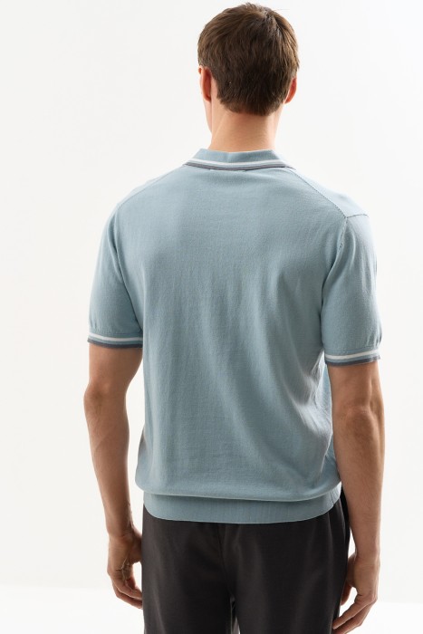 футболка-поло по цене 2000 руб вид справа