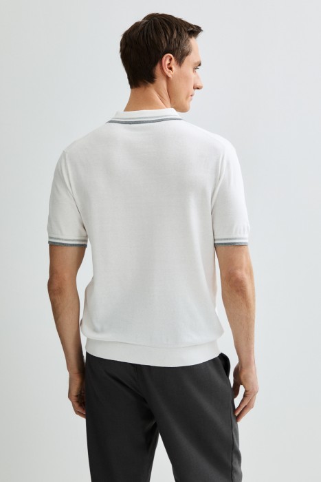 футболка-поло по цене 2000 руб вид справа