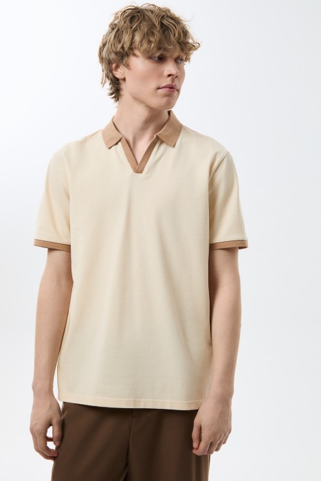 футболка-поло по цене 2000 руб вид справа