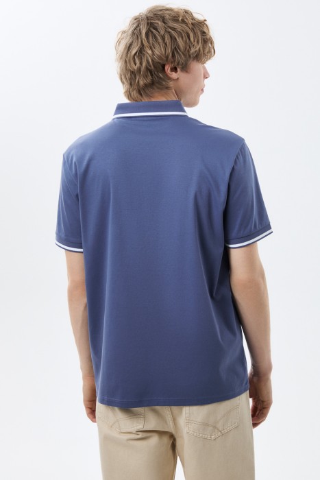 футболка-поло по цене 2200 руб вид справа