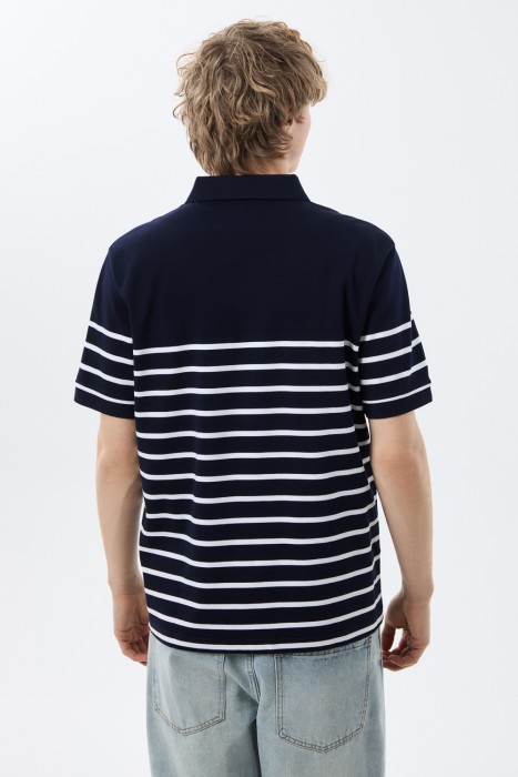 футболка-поло по цене 2200 руб вид справа