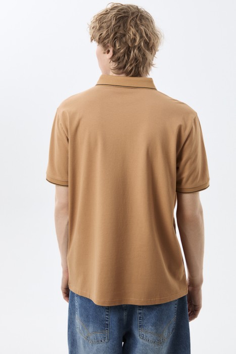 футболка-поло по цене 2000 руб вид справа