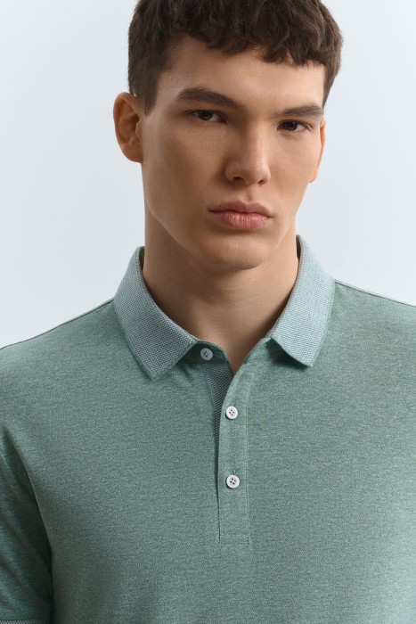 футболка-поло из россии вид сбоку