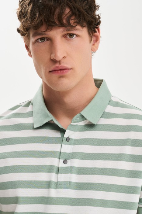 футболка-поло из россии вид сбоку