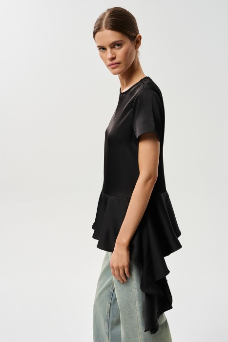 футболка с асимметричной баской от бренда снежная королева вид слева