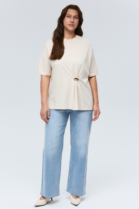 футболка с брошью от бренда снежная королева вид слева