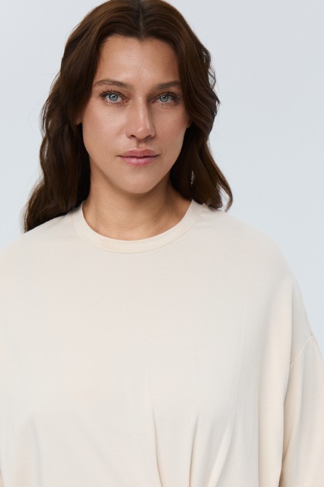 футболка с брошью по цене 2340 руб вид справа