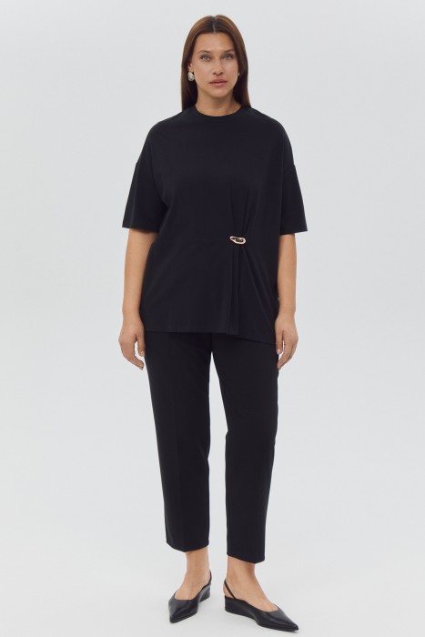 футболка с брошью от бренда снежная королева вид слева