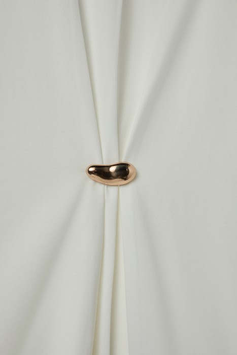 футболка с брошью от бренда снежная королева вид слева