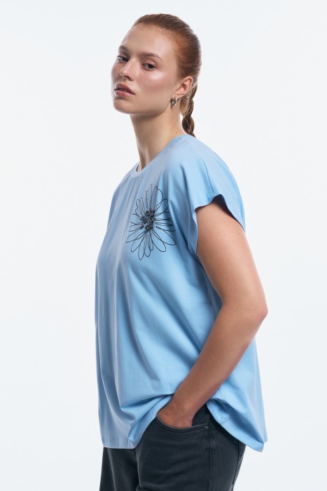 футболка с декором от бренда снежная королева вид слева