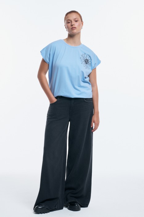 футболка с декором по цене 1040 руб вид справа