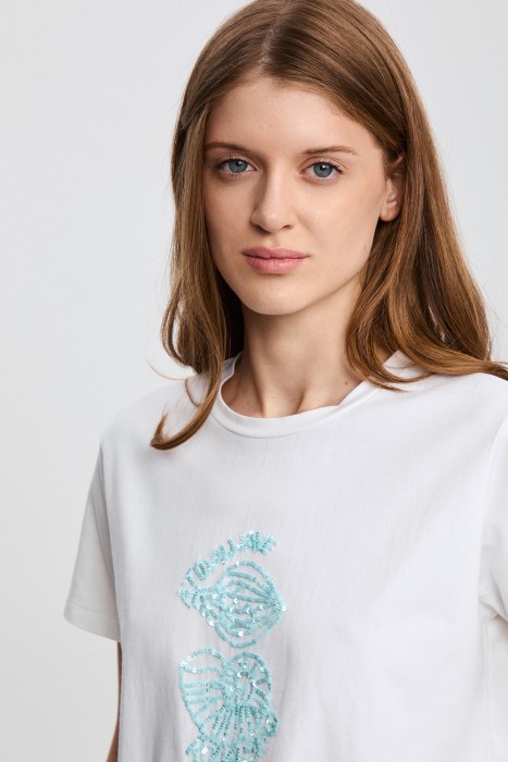 футболка с декором из россии вид сбоку