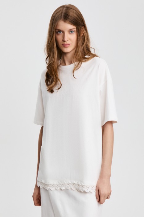 футболка с кружевной отделкой от бренда снежная королева вид слева