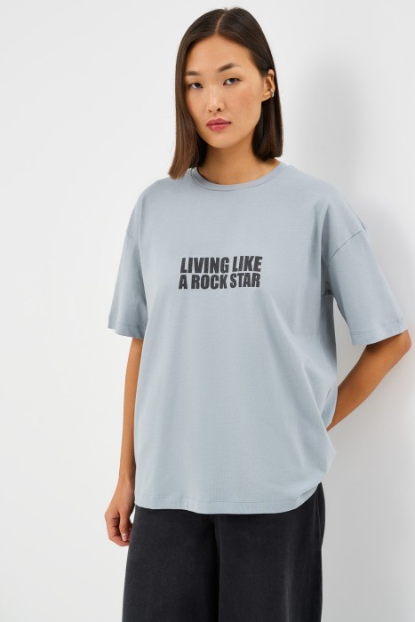 футболка с надписью от бренда снежная королева вид слева