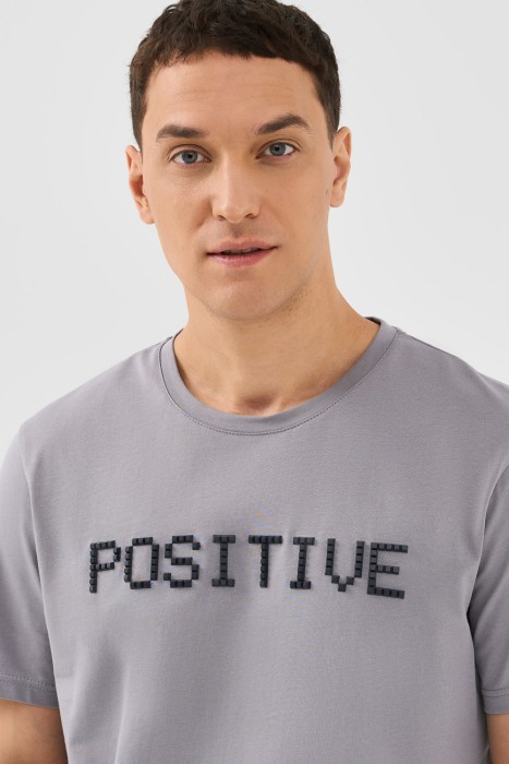 футболка с надписью от бренда снежная королева вид слева