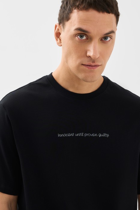 футболка с надписью от бренда снежная королева вид слева