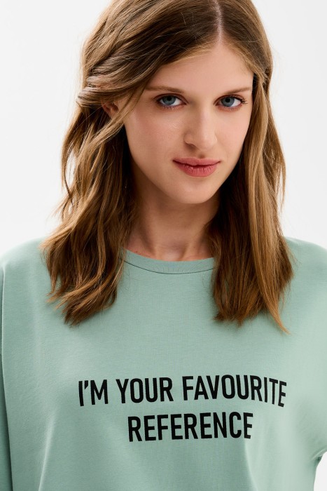 футболка с надписью от бренда снежная королева вид слева