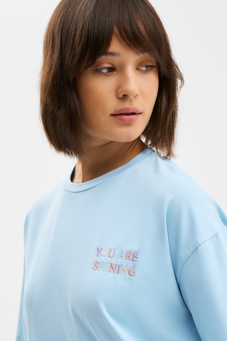 футболка с надписью от бренда снежная королева вид слева