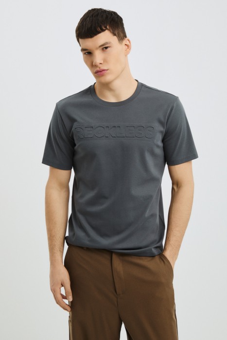 футболка с надписью от бренда снежная королева вид слева