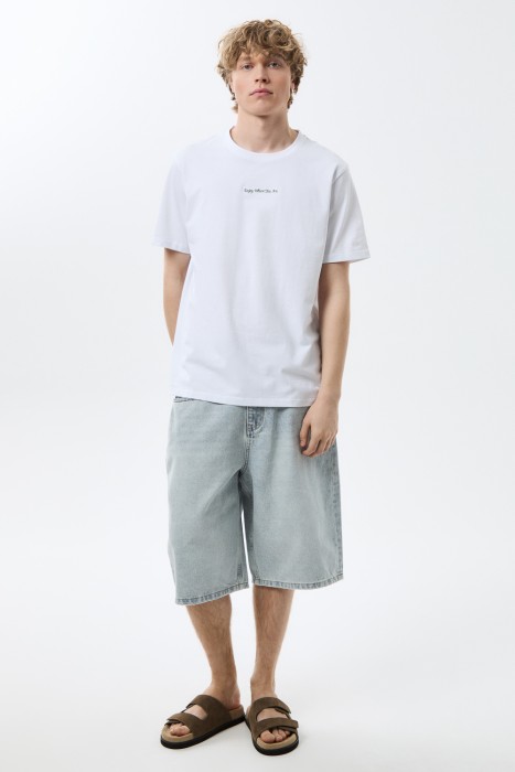 футболка с надписью от бренда снежная королева вид слева