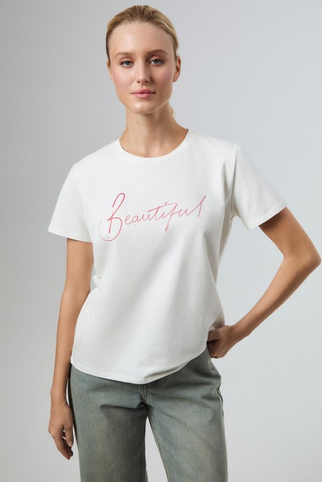 футболка с надписью от бренда снежная королева вид слева