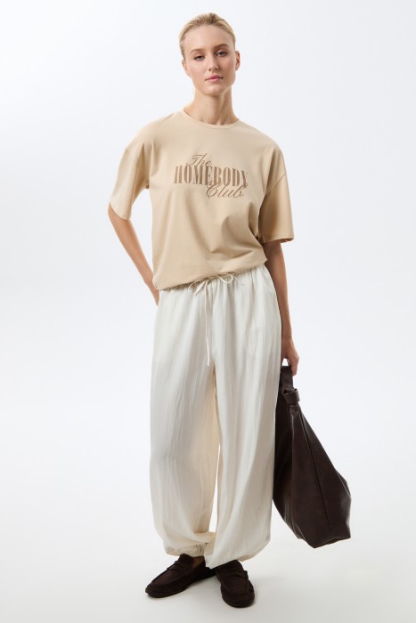 футболка с надписью от бренда снежная королева вид слева