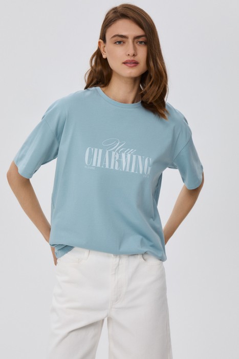 футболка с надписью от бренда снежная королева вид слева