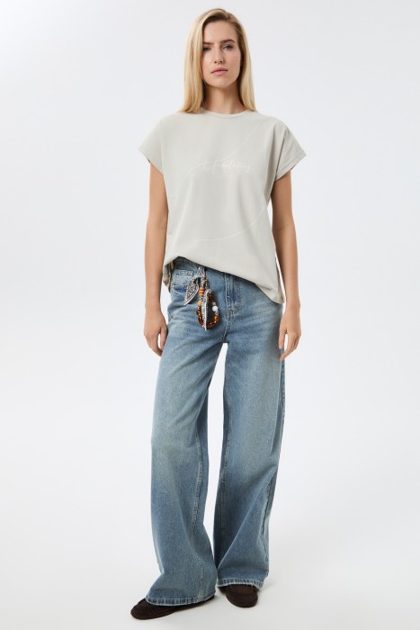 футболка с надписью от бренда снежная королева вид слева