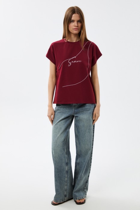 футболка с надписью от бренда снежная королева вид слева