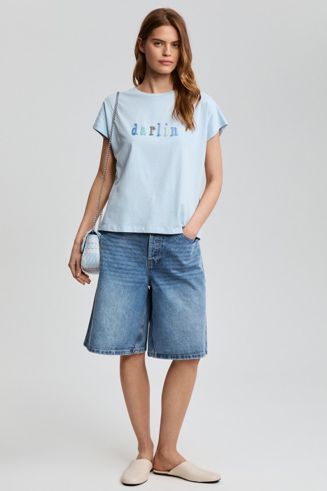 футболка с надписью от бренда снежная королева вид слева