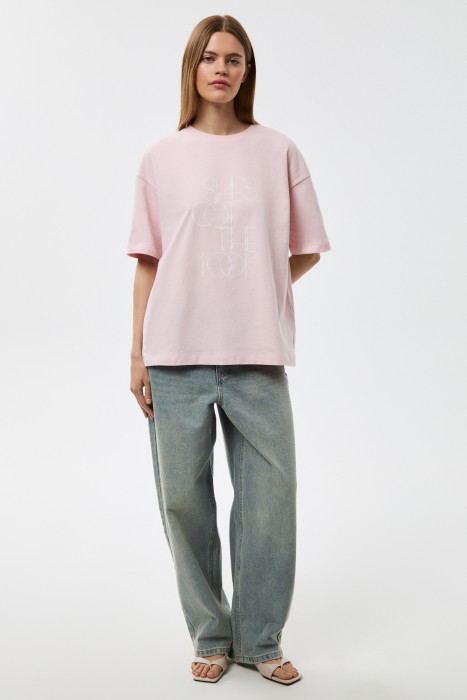 футболка с надписью от бренда снежная королева вид слева