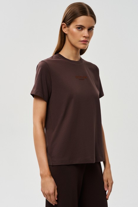 футболка с надписью от бренда снежная королева вид слева