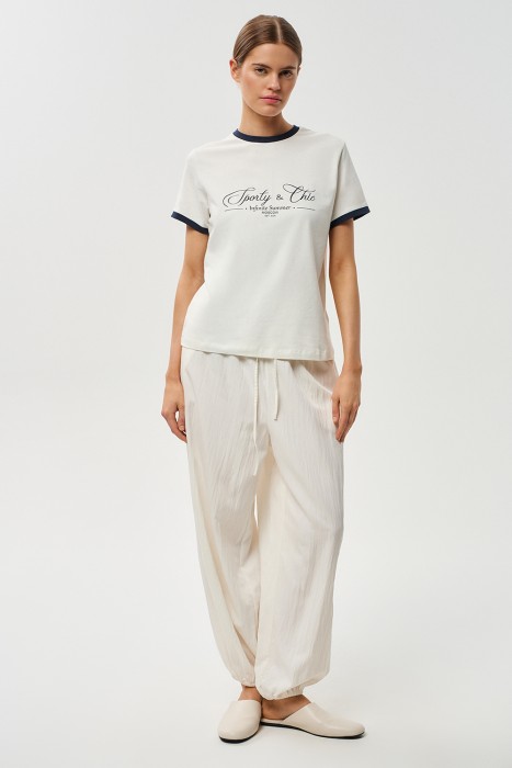 футболка с надписью от бренда снежная королева вид слева