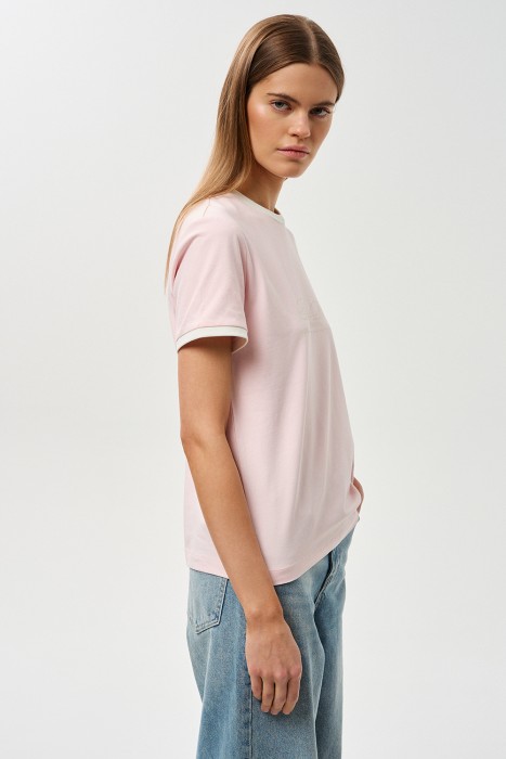 футболка с надписью от бренда снежная королева вид слева