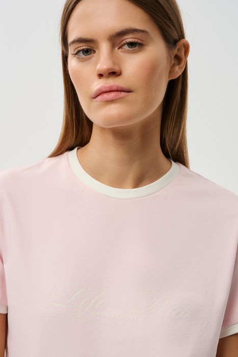 футболка с надписью по цене 1500 руб вид справа