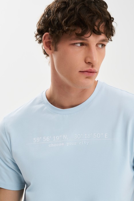 футболка с принтом от бренда снежная королева вид слева