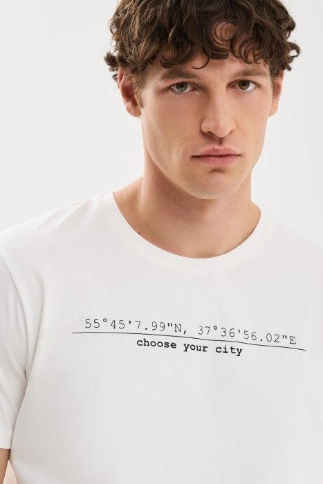 футболка с принтом от бренда снежная королева вид слева