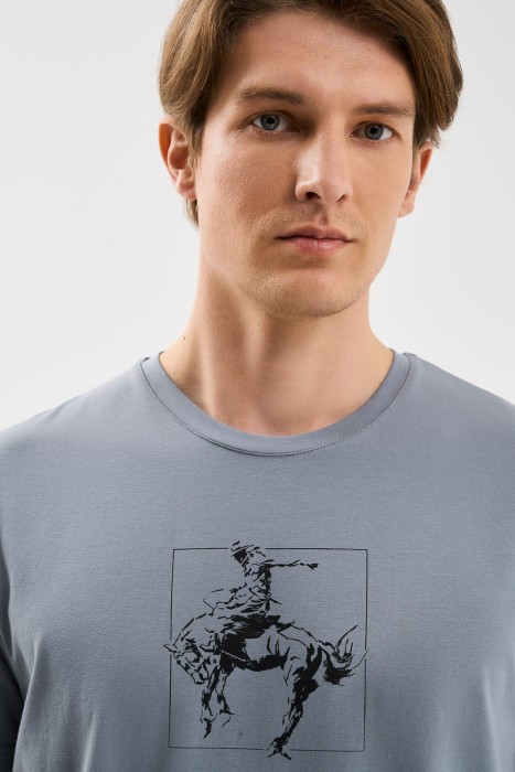 футболка с принтом от бренда снежная королева вид слева