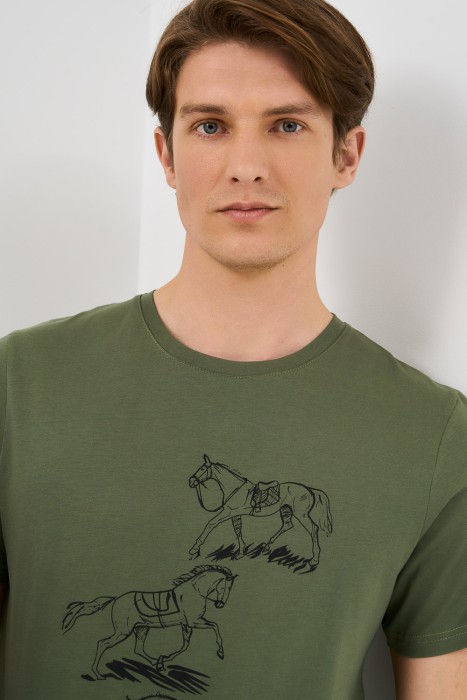 футболка с принтом из россии вид сбоку