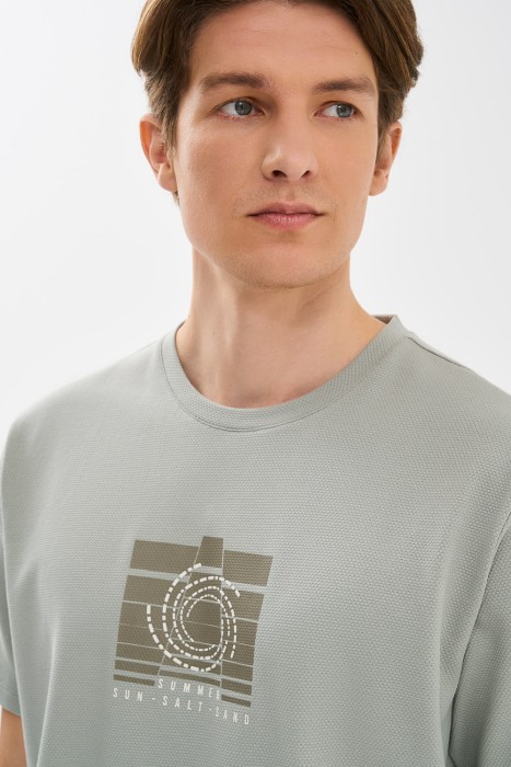 футболка с принтом от бренда снежная королева вид слева