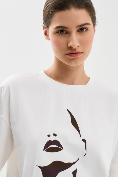 футболка с принтом из россии вид сбоку