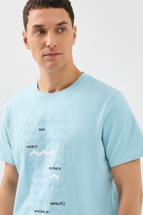 футболка с принтом из россии вид сбоку