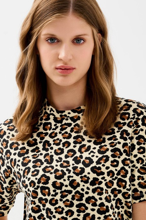 футболка с принтом из россии вид сбоку