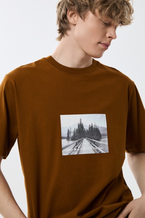 футболка с принтом из россии вид сбоку