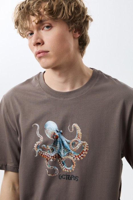 футболка с принтом из россии вид сбоку