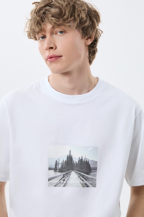 футболка с принтом из россии вид сбоку