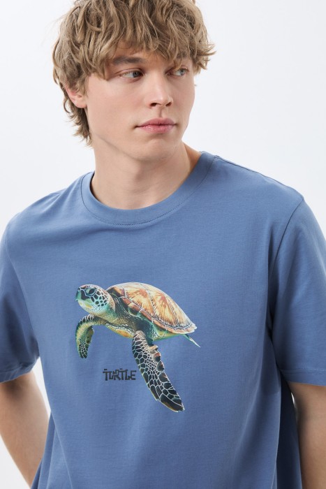 футболка с принтом из россии вид сбоку