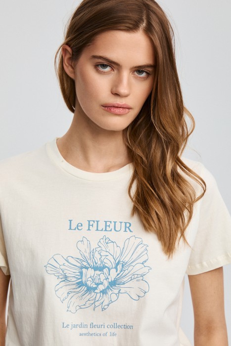 футболка с принтом из россии вид сбоку