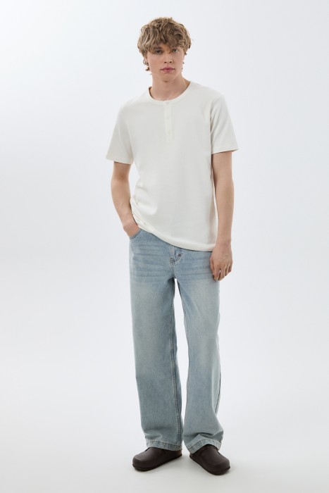 футболка с пуговицами от бренда снежная королева вид слева