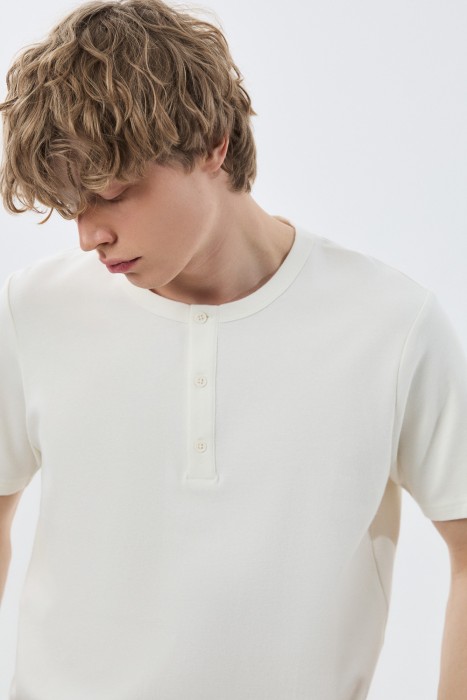 футболка с пуговицами из россии вид сбоку